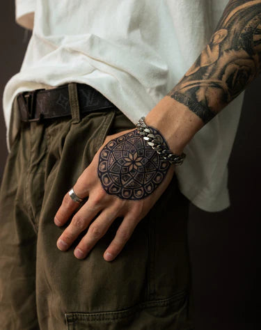 Tatuaje linie fină delicate pe piele, model semipermanent fine line