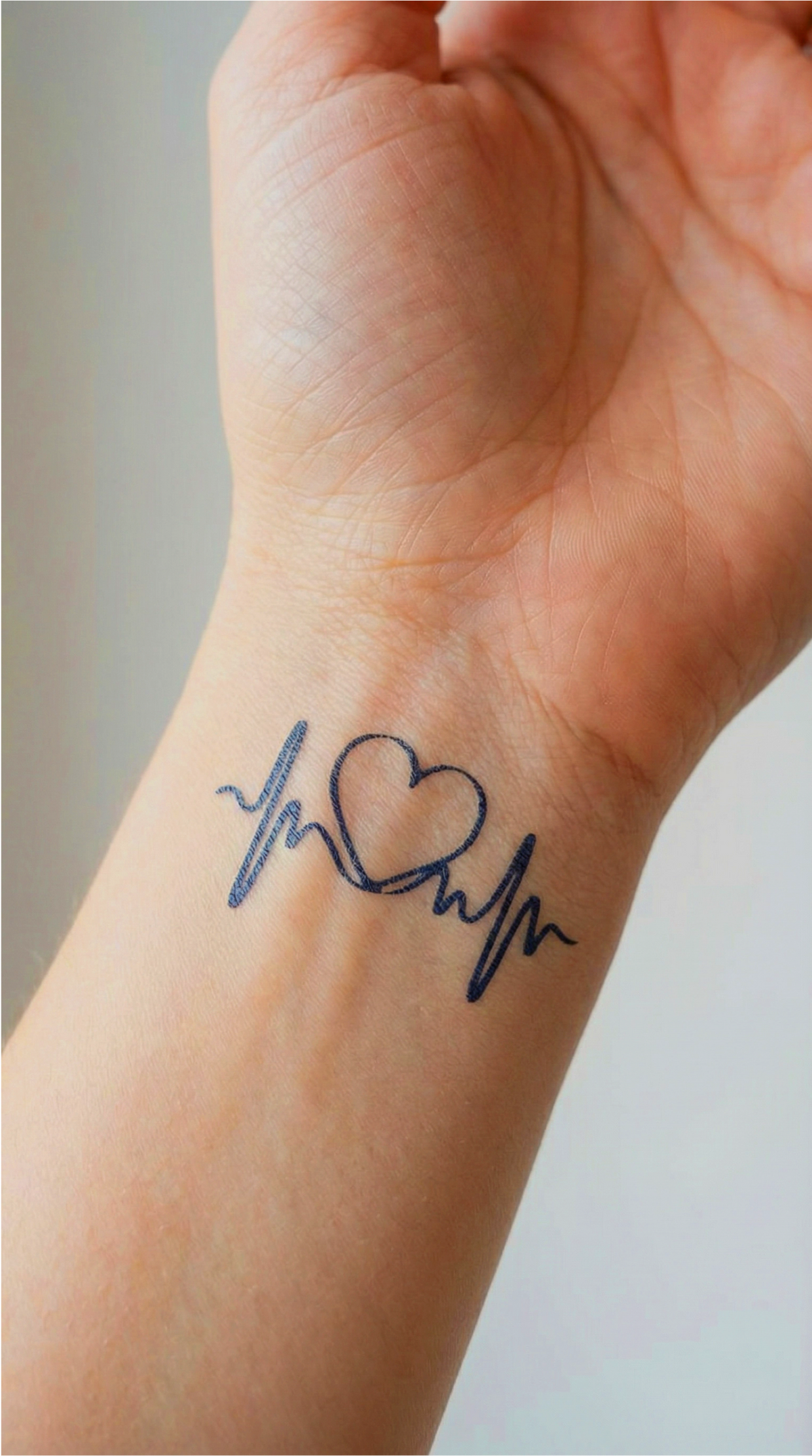 Modelul Heartbeat, un tatuaj temporar cu tematică de inimă, purtat pe piele