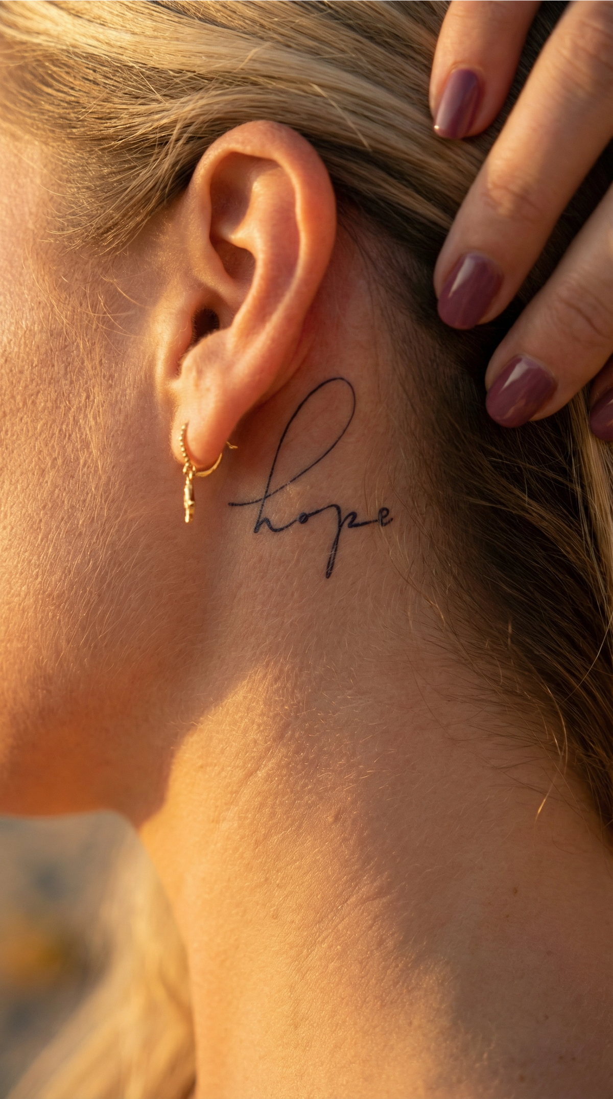 Tatuaj semipermanent mic cu cuvântul 'Hope' pe încheietură, potrivit pentru a testa dinainte dimensiunea și amplasarea