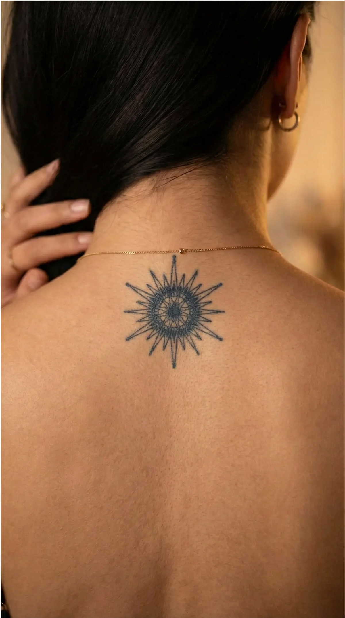 Model fin cu stea de inspirație mandala, pe încheietură, într-o poziționare discretă, potrivită pentru balul de absolvire
