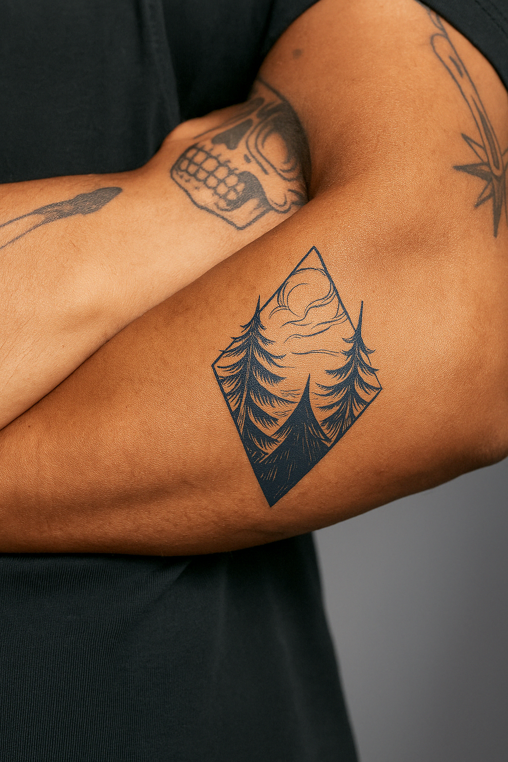 Pădure – Tatuaj Semipermanent Realist cu Elemente Naturale și Armonie Silvestră

